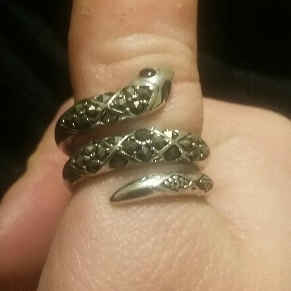 Sz 7 ~ Sterling snake ring w garnet & marcasite